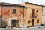 Arzachena, el hogar de la fachada pintada de color, Cerdena.