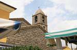 Campanario plaza de la iglesia de Santa Maria della Neve Chiesa, Arzachena, Cerdena.