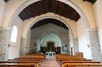 La nave, con arcos de piedra, Santa Maria della Neve, Arzachena, Cerdena.