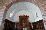 Estatua del altar de Nuestra Señora de las Nieves iluminadas por dos ángeles de madera, Santa Maria della Neve Chiesa, Arzachena, Cerdena.