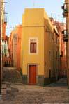 Bosa, estrecha casa en esquina de la calle, Cerdena.