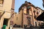 Bosa, Corso Vittorio Emanuele II, dio un paso reloj de la fachada de una iglesia, Cerdena.
