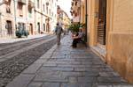 Bosa, Corso Vittorio Emanuele II, los ancianos y los adoquines, Cerdena.