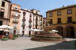 Bosa, Corso Vittorio Emanuele II, visión global de la Piazza Costituzione, Cerdena.