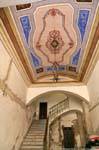 Bosa, Corso Vittorio Emanuele II, la decoración de la bóveda de una entrada del edificio, Cerdena.