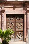 Bosa, Corso Vittorio Emanuele II, puerta columnas, Cerdena.