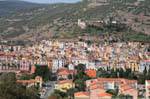 Bosa, vista de la ciudad y el castillo de la strada Macomer, Cerdena.