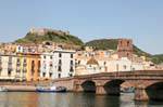 Bosa, el Ponte Vecchio, la catedral y el castillo, Cerdena.