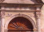 Iglesia Gavoi San Gavino, detalle de color rosa, Cerdena.