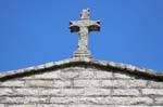 Luras, cruz de granito en la iglesia del Rosario, Cerdena.
