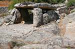 Luras, otra vista del dolmen Ciuledda, Cerdena.