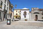 Luras, la plaza de la Iglesia del Purgatorio, Cerdena.