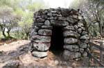 Santa Cristina, entrada de piedra del nuraghe, Cerdena.
