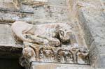 Santa Giusta, primer plano de fachada de la Basílica del león, Cerdena.