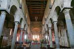 Santa Giusta, columnas de mármol nave Thorros Basílica, Cerdena.