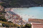 Santa Teresa di Gallura, playa llena de gente, Cerdena.