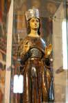 Basilica della Santissima Trinita di Saccargia, estatua de madera del santo en una caja de cristal, Cerdena.