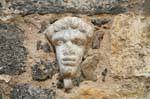 Basilica della Santissima Trinita di Saccargia, cabeza tallada en una pared, Cerdena.