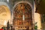Basílica de la Santa Trinidad de Saccargia, vista general del ábside y frescos, Cerdena.