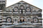 Basilica della Santissima Trinita di Saccargia, zoom en la decoración de la parte superior de la fachada, Cerdena.