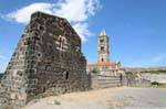 Basílica de la Santa Trinidad de Saccargia, vista desde las ruinas del monasterio, Cerdena.