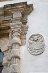 Sassari, Palazzo del Barone Uzzini, medallón y la columna detalle, Cerdena.
