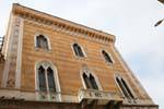 Detalle de la fachada del Palazzo Giordano Apostoli, Piazza Italia, Sassari, Cerdena.