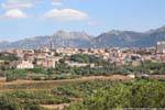 Tempio Pausania paisaje de la ciudad y las montañas, Cerdena.