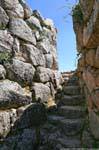 Escaleras entre las piedras, nuraghe Maior, Tempio Pausania, Cerdena.