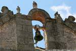 Las estatuas de los santos y la campana, Oratorio del Rosario, Plaza San Pedro, Tempio Pausania, Cerdena.