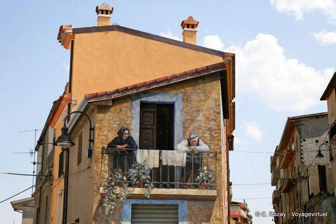 Calle esquina, balcón trampantojo, mural Fonni - Cerdena