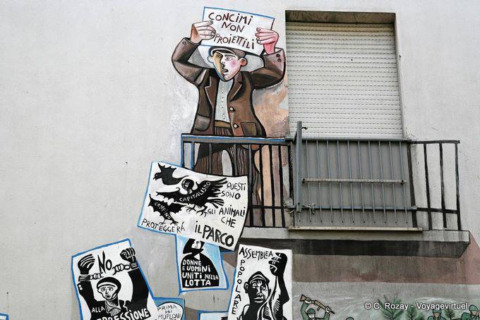 Orgosolo, el manifestante pinta en el balcón de imitación - Cerdena