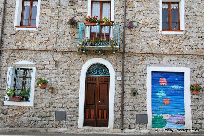 Orgosolo, fachada de piedra a 80 Corso Repubblica - Cerdena