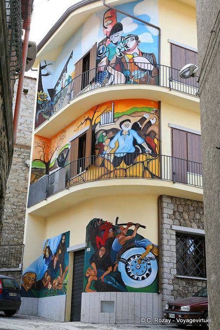 Orgosolo, fachada pintada de la Biblioteca Comunale - Cerdena