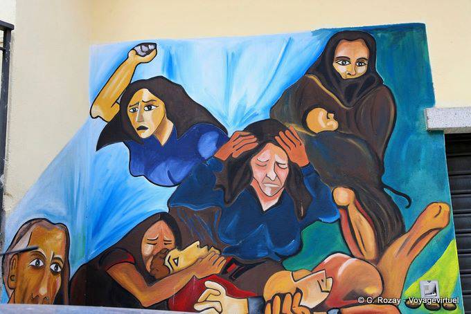 Orgosolo, detalle de la fachada de la Biblioteca Municipal, Dante - Cerdena