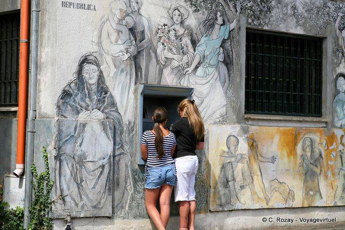 Orgosolo, corso Repubblica, mural alrededor del dispensador de efectivo - Cerdena