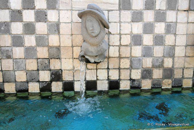 Tinnura, primer plano sobre un detalle de la fuente zodiacal - Cerdena