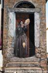 Fonni, spinner de lana en la puerta, mural, Cerdena.