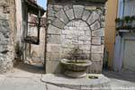 Orgosolo, una fuente, a través de Sos Cantaros, Cerdena.