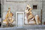 Orgosolo, antecedentes familiares, mural en la fachada, Via Alcide De Gasperi, Cerdena.