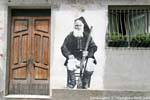 Orgosolo, el viejo hombre de la pistola, a través de la pared de Santa Caterina, Cerdena.