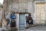 Orgosolo, las dos mujeres de la Via G. Corraine, Cerdena.