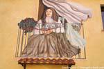 Tinnura, la mujer que se sienta en la pared del balcón, Cerdena.