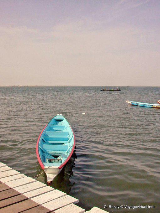 Canoa azul amarrado en el Saloum - Senegal