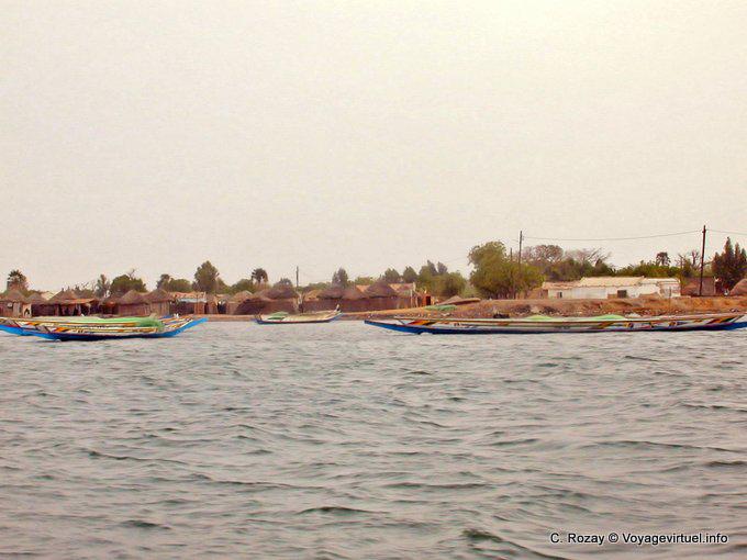 La llegada al pequeño puerto del río - Senegal