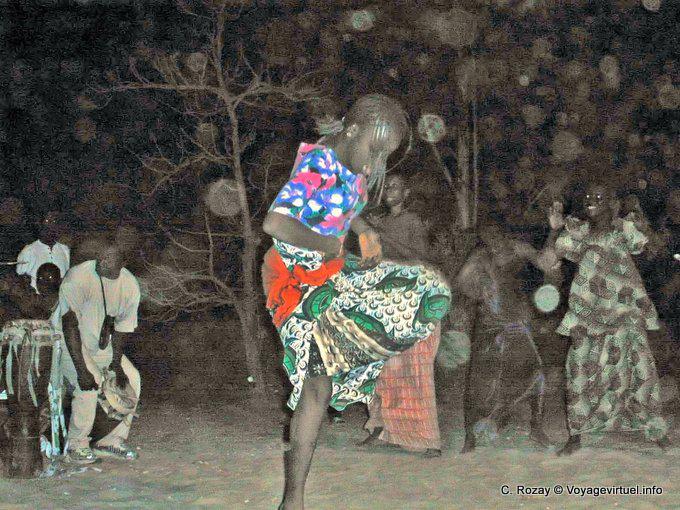 Bailarín joven en el color de la noche - Senegal