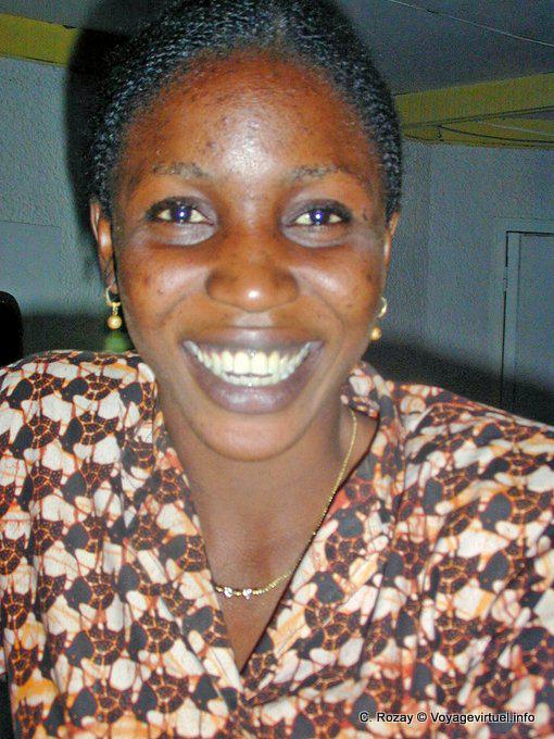 Sonrisa reír a la camarera (hotel Foundiougne) - Senegal