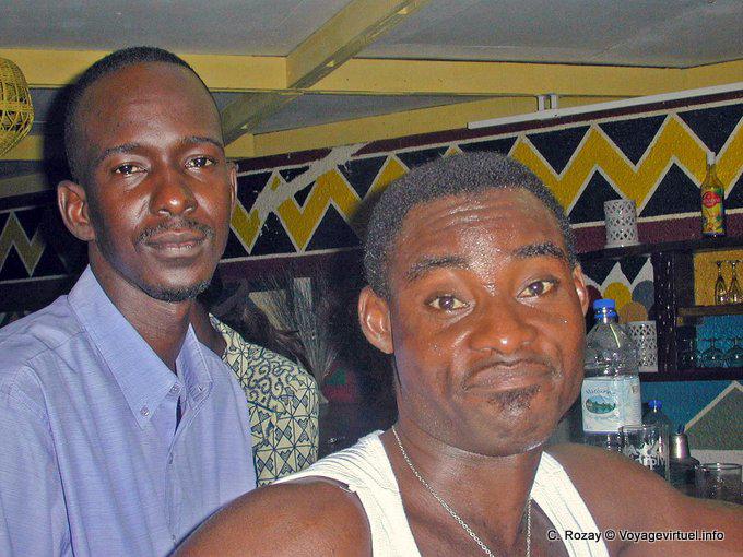 Moderador en el bar después de la danza (hotel Foundiougne) - Senegal