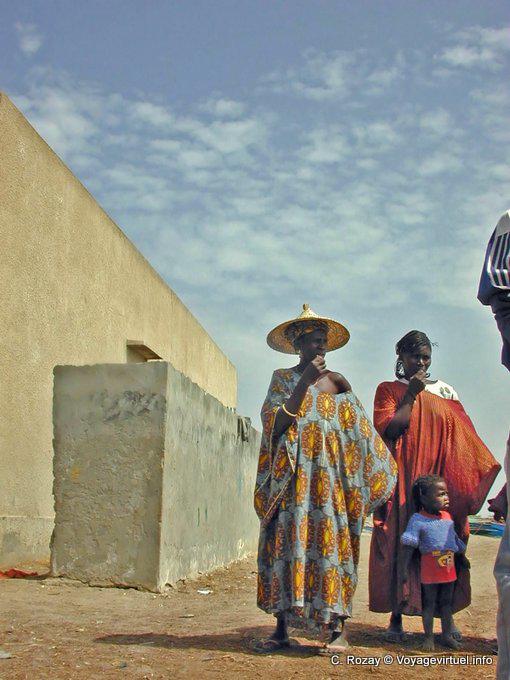 Color local y el vestido tradicional, Sine Saloum - Senegal