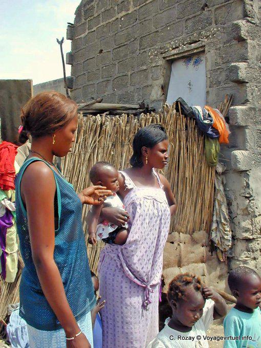 Habitantes de la aldea y sus hijos (Sine-Saloum) - Senegal